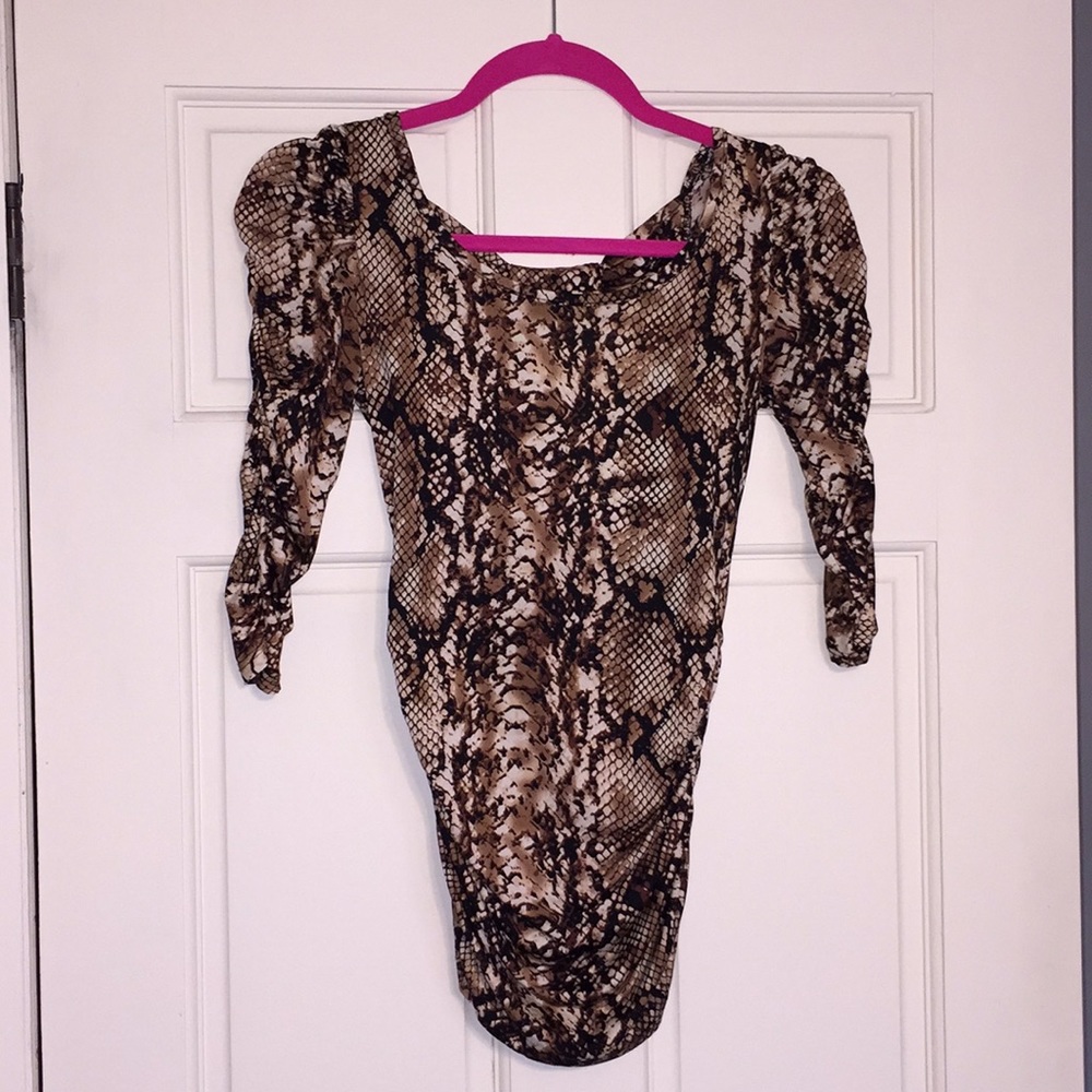 ⬇️ Snake Print Top